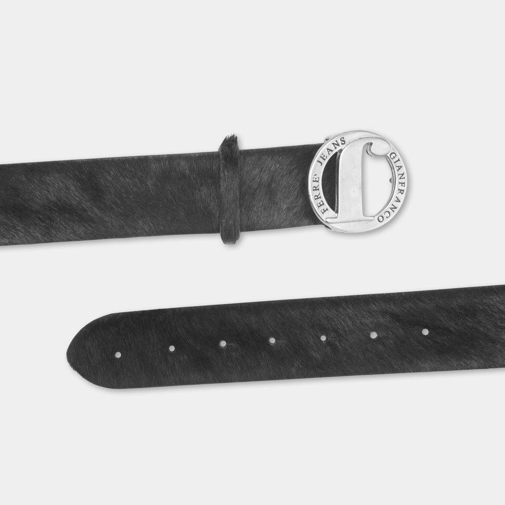 A black leather belt with a silver buckle featuring the text "FREERE JEANS GIANDA" on it.