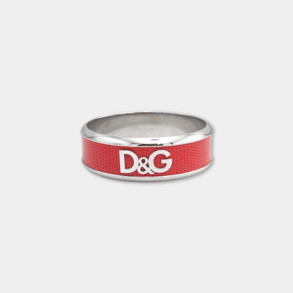 A red band with the letters 'D&G' printed on it.
