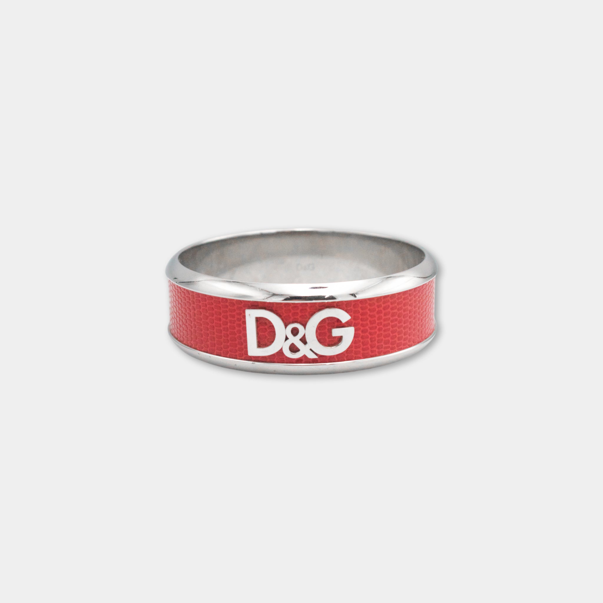 A red band with the letters 'D&G' printed on it.