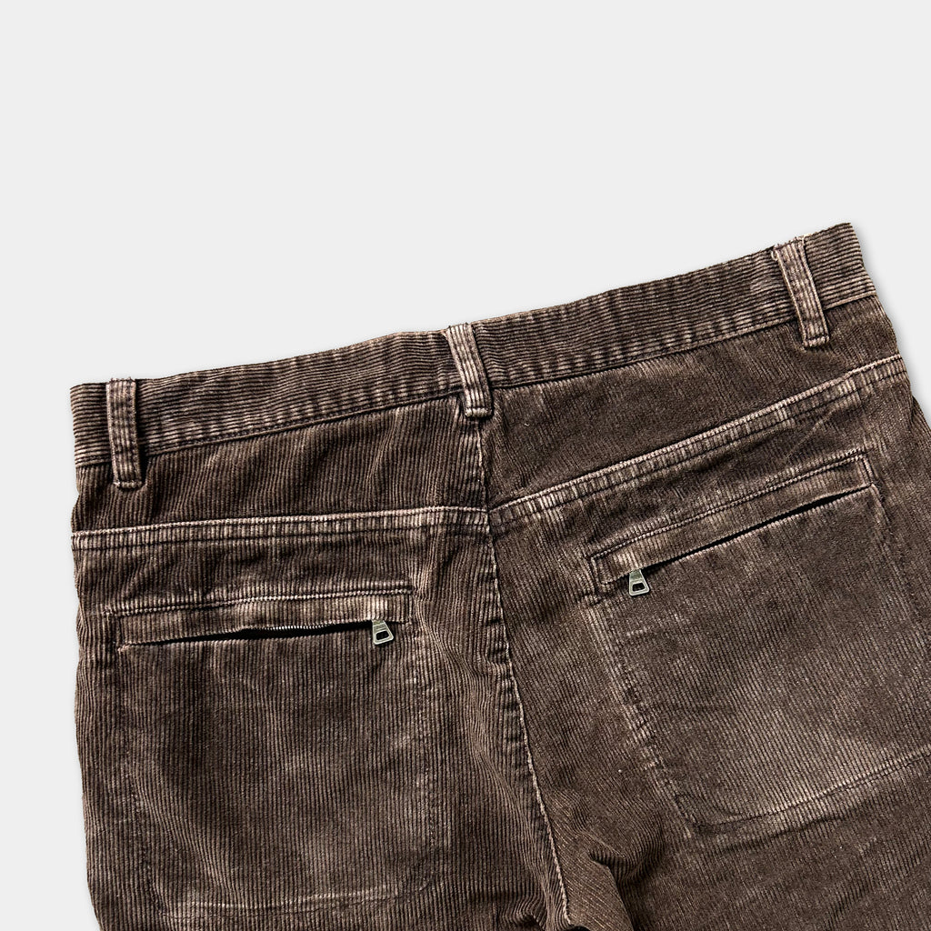 a pair of brown corduroy pants with two pockets and a zipper.