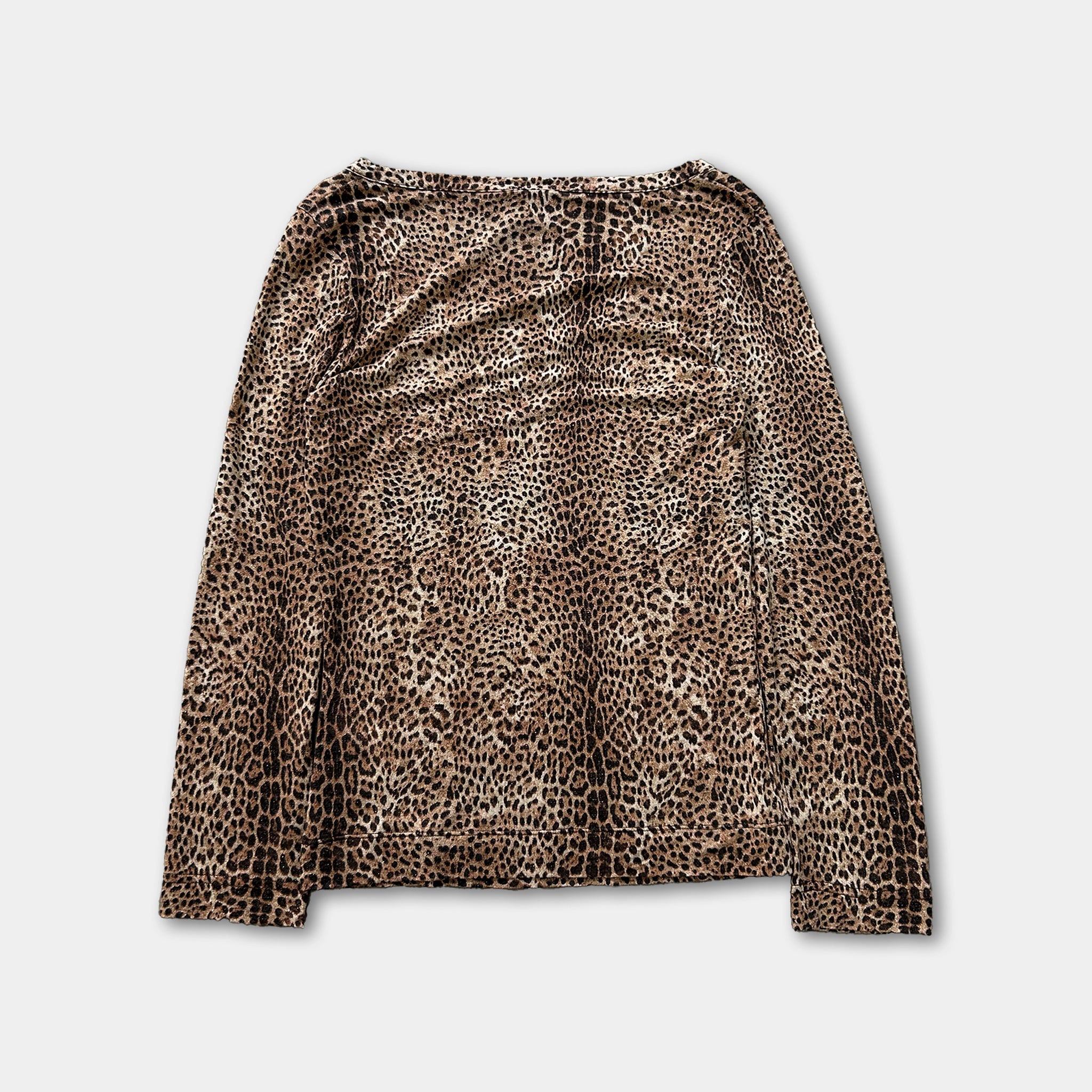 a long-sleeved shirt with a leopard print pattern.