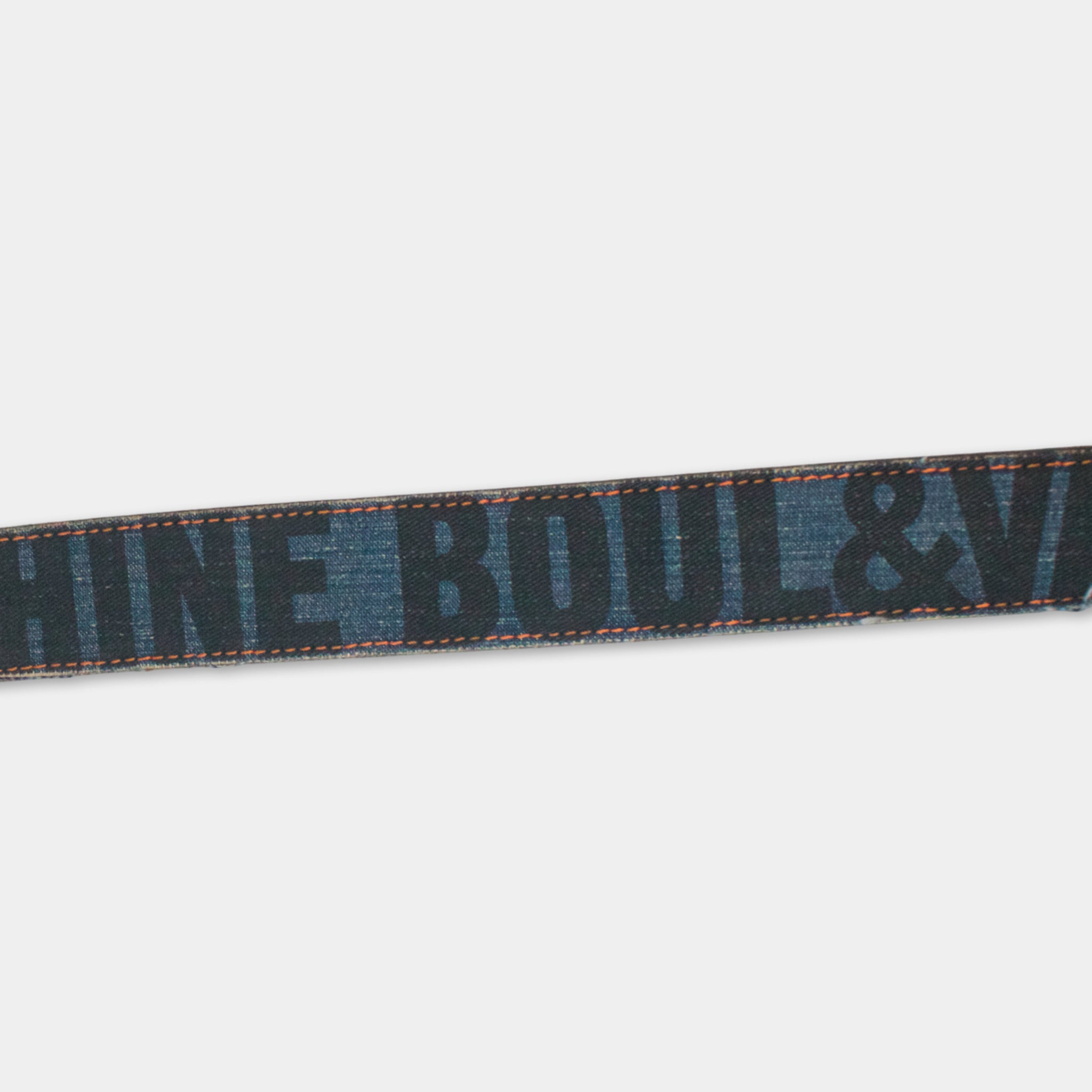 A black and blue belt with the text "SHINE ROUL & V" printed on it.