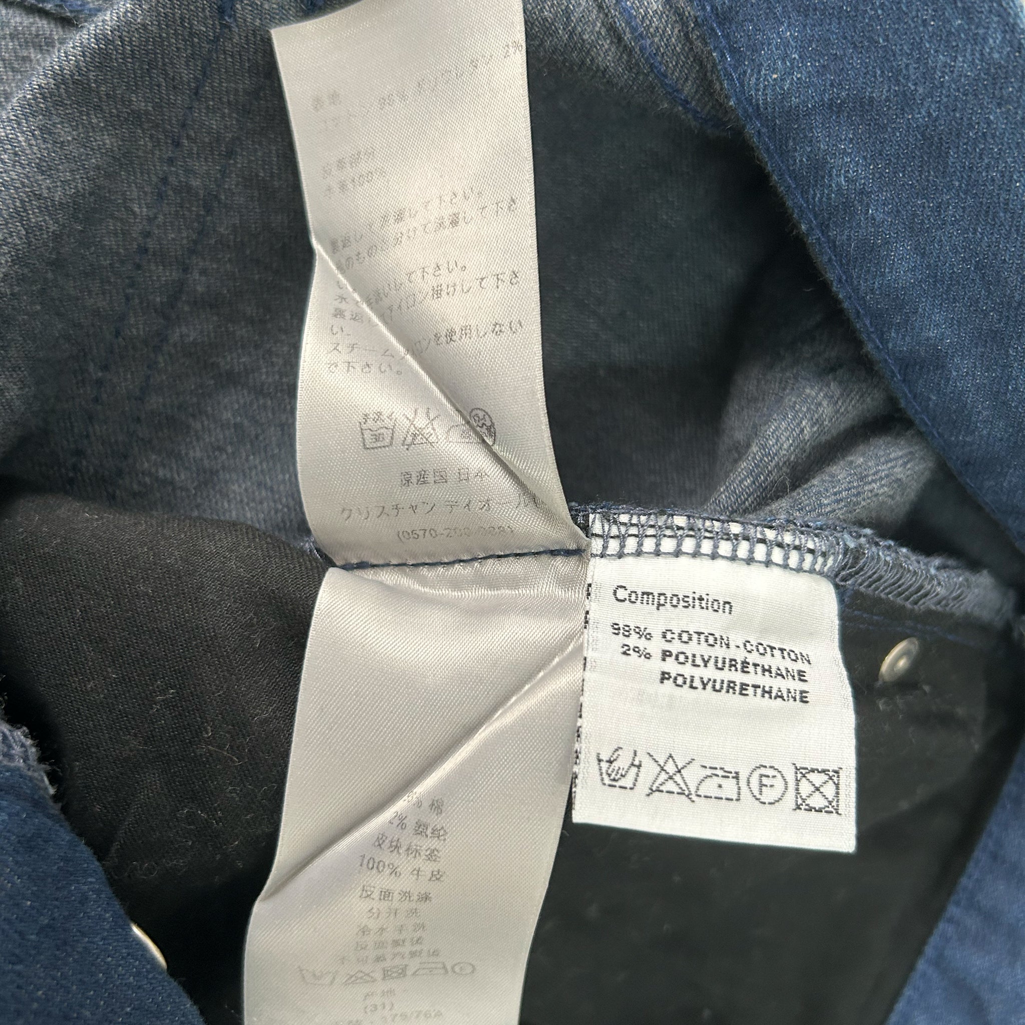 a close-up view of a garment label, which is attached to a piece of clothing. The label provides information about the garment's composition, including the materials used and the type of fabric.
